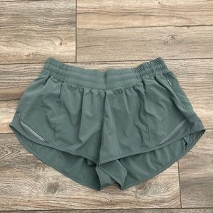 Lululemon Hottie Hot 2.5 inch shorts